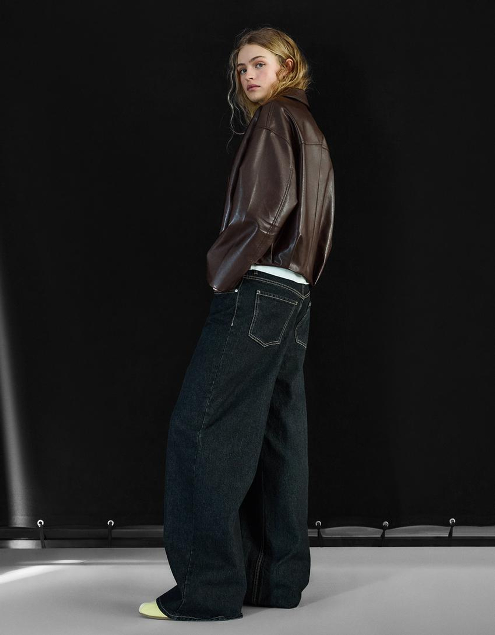 BERSHKA Бомбер из искусственной кожи с поясом, коричневый