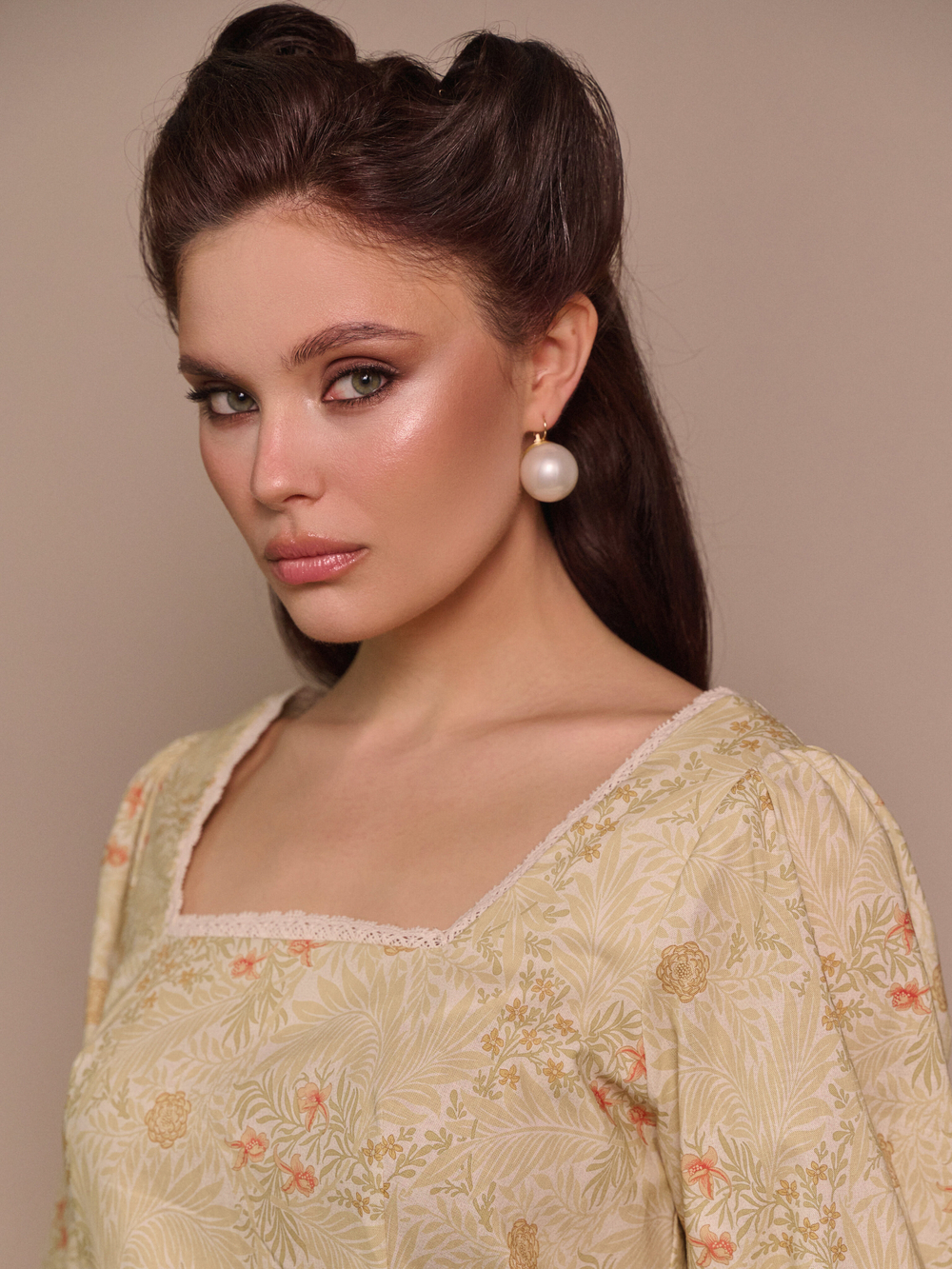 Платье с квадратным вырезом