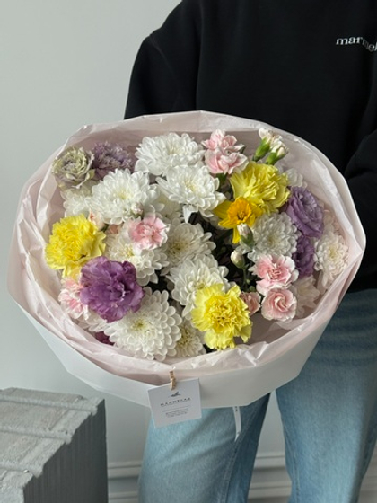 Букет из хризантемы , диантусов и лизиантуса