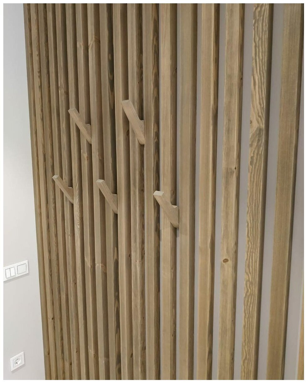 Рейки в прихожей из Сосны 45х40мм с откидными крючками