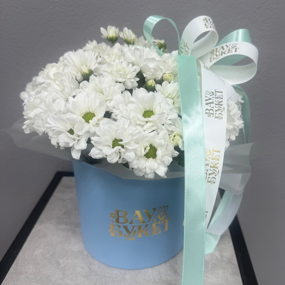 Композиция в шляпной коробке из ромашек и хлопка