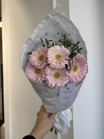 Кулек из гербер и эвкалипта