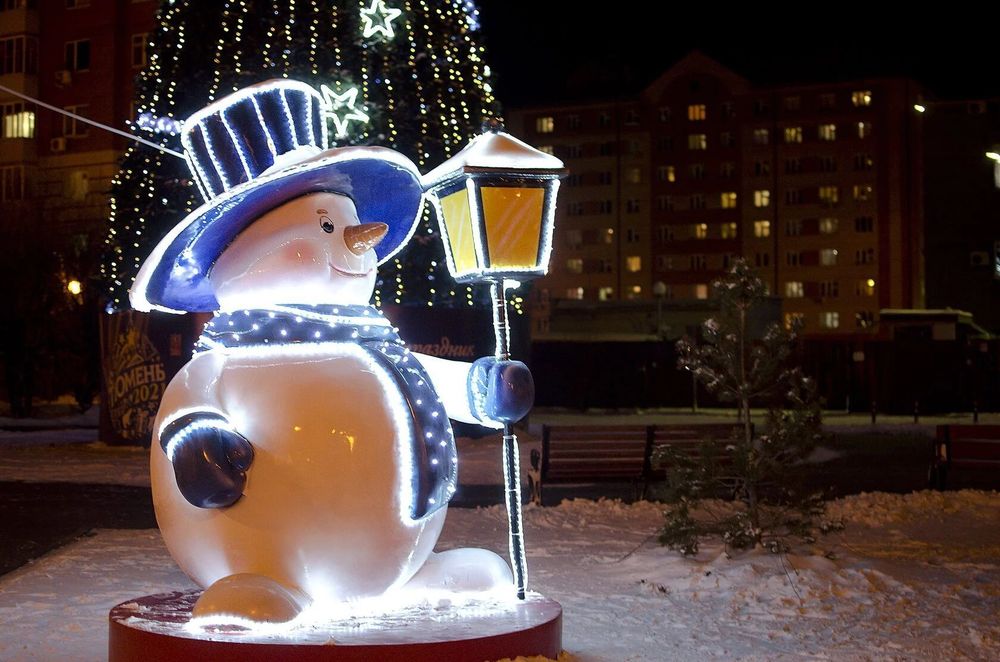 Уличная фигура "Снеговик с фонарем"