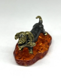 Бронзовая статуэтка на янтаре