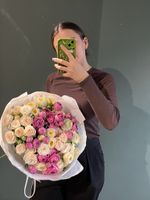 Моно букет из кустовых пионовидных роз