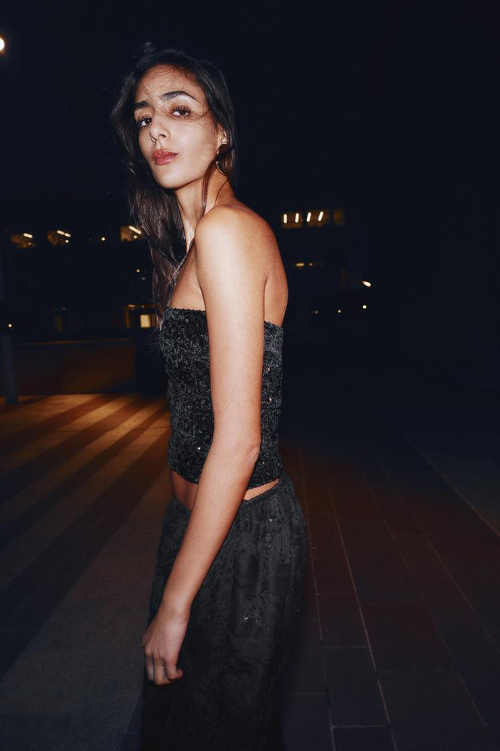 ZARA БАРХАТНЫЙ ТОП С ПАЙЕТКАМИ, ЧЕРНЫЙ