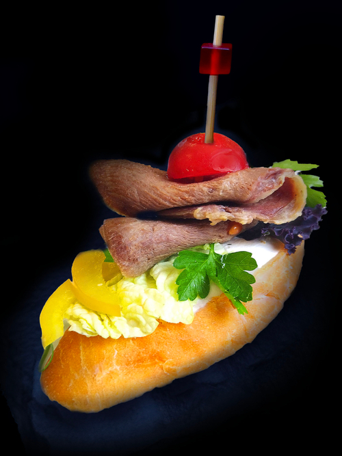 Брускетт с ростбифом, овощами и сыром Креметта