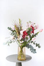 Букет с яркими цветами ко Дню матери