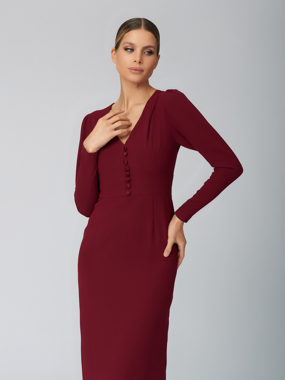 Платье-футляр с пуговицами в цвете марсала