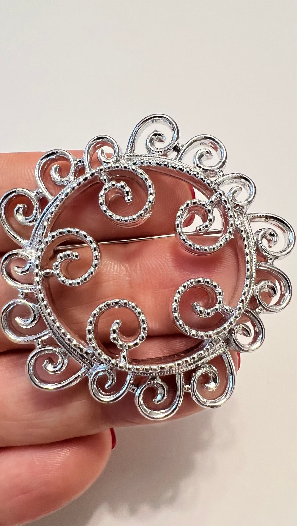 Ажурная брошь Silvery Mist Sarah Cov