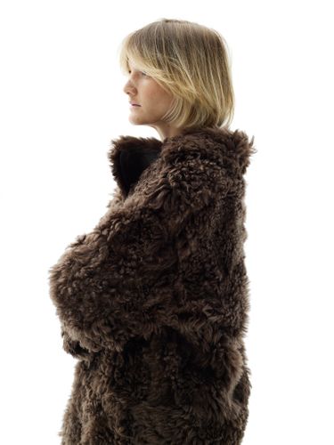 Длинная шуба из овчины шоколадного цвета