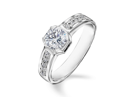 Помолвочное кольцо с бриллиантом