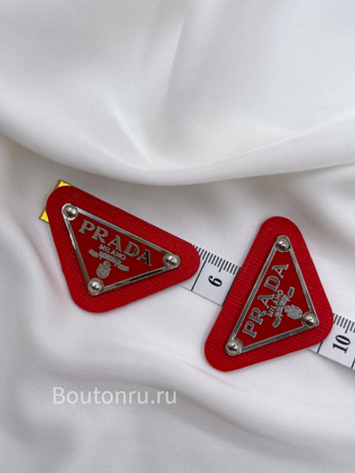 Логотип металлический Прад. красный на коже серебро
