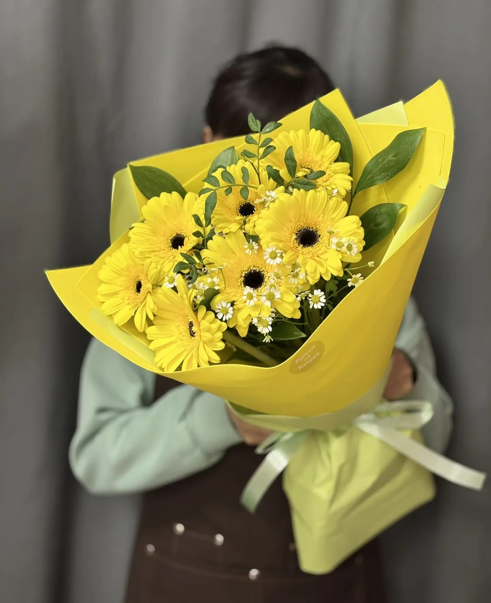 Букет из желтых гербер с добавлением танацетума