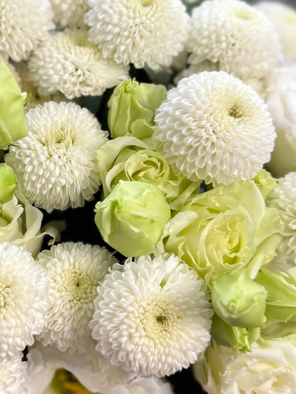 Букет невесты и бутоньерка в белой гамме