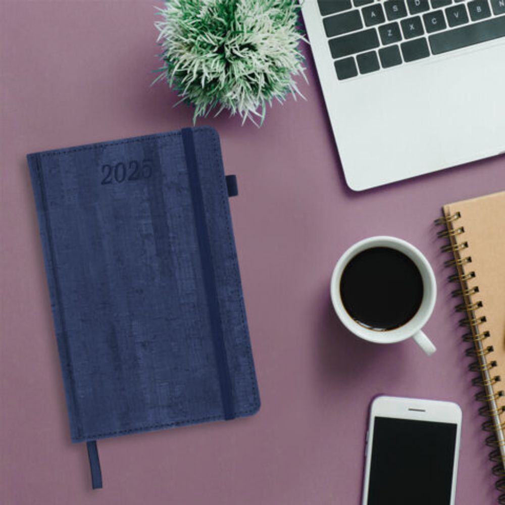 Ежедневник датированный 2025, А5, 138x213 мм, BRAUBERG "Wood", под кожу, держатель для ручки, резинка-фиксатор, синий, 115830