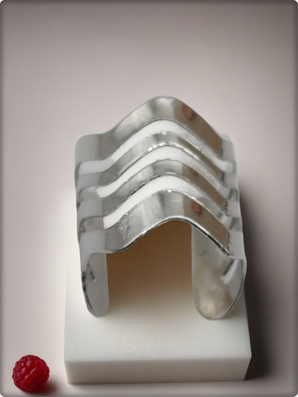 Клипса без прокола уха серебристая.