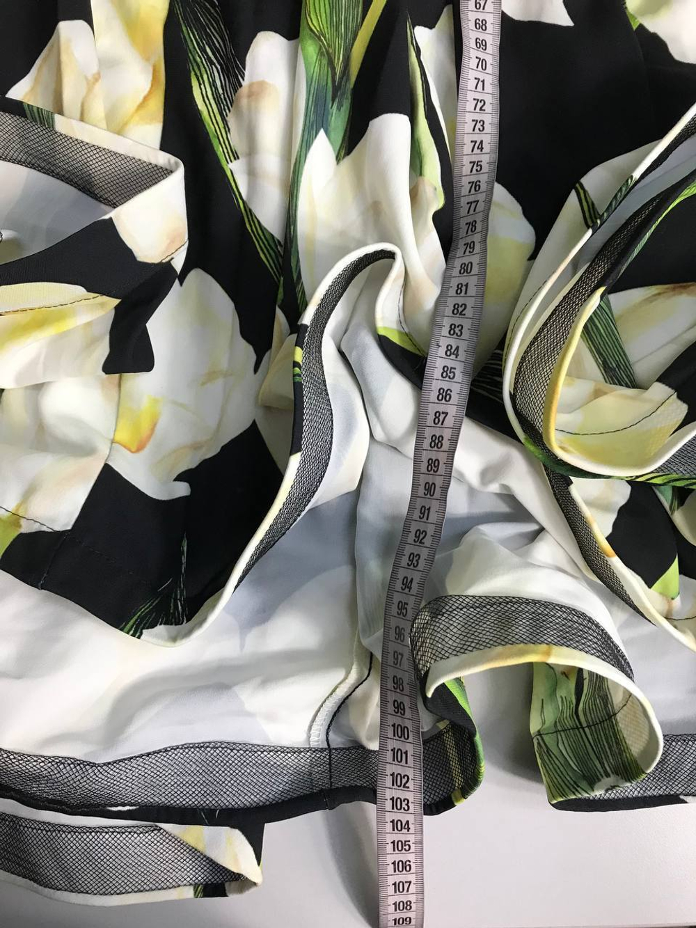 Платье удачного кроя с крупным и стильным принтом тюльпанов 44-46 размер