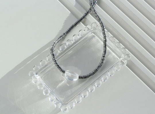 Чокер из гематита с хрустальной бусиной