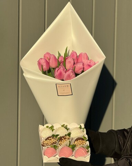 Тюльпаны и клубника в шоколаде