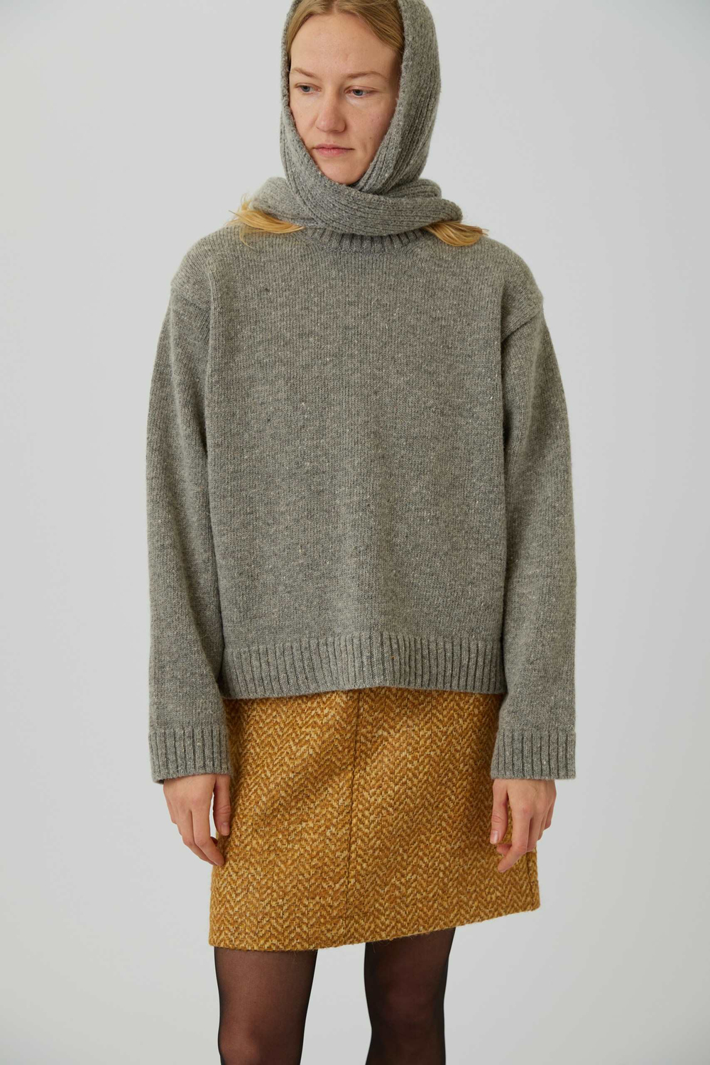 Шарф с капюшоном серого цвета