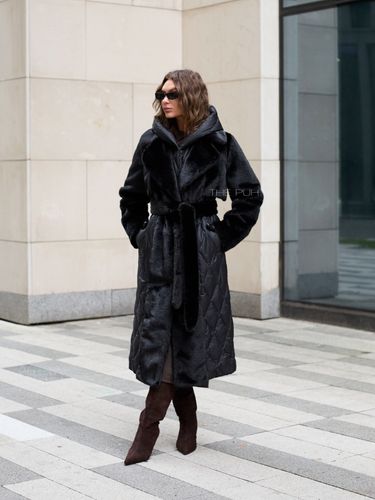 Черный комбинированный пуховик с капюшоном и поясом