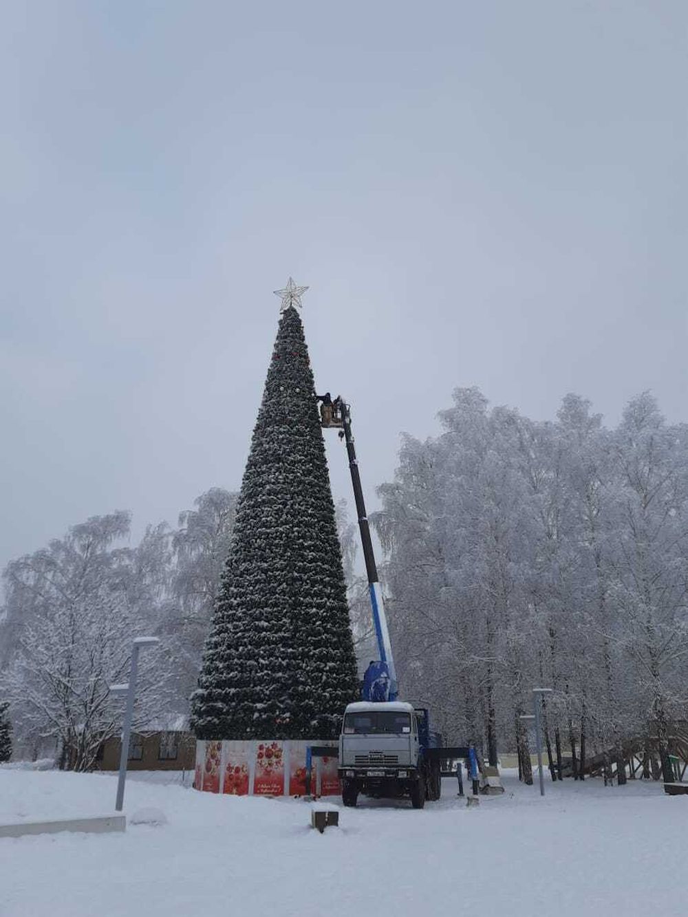 Светодинамическая елка каркасная-узкая с встроенной гирляндой "Евро-2" высота от 4 до 30 м