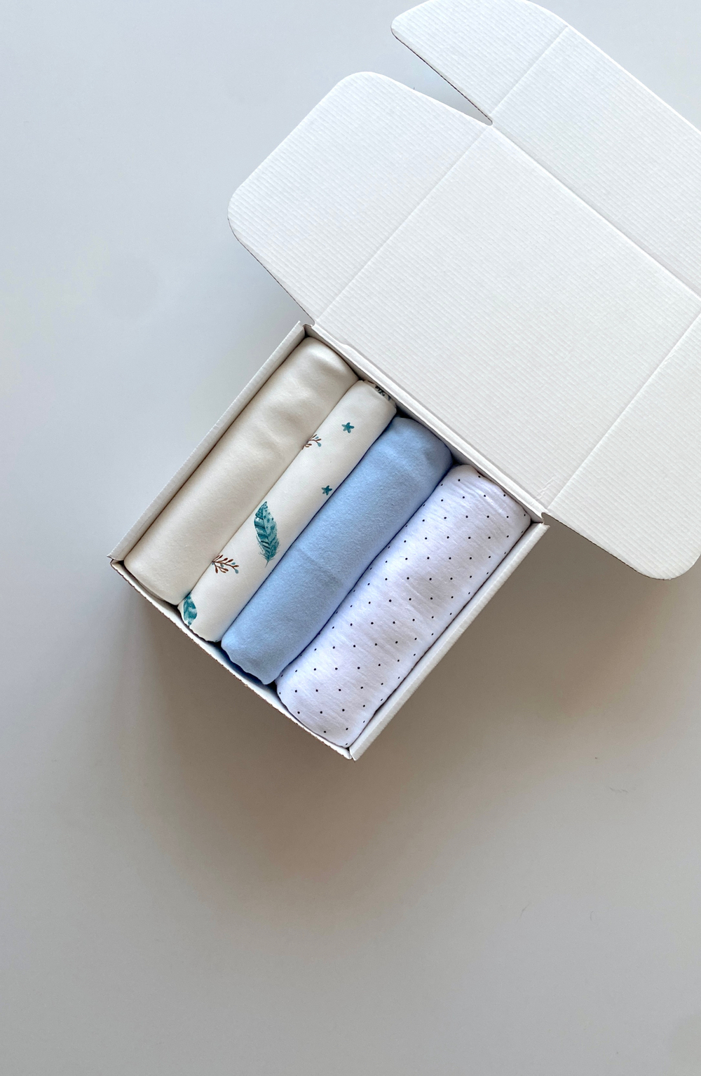 Набор пеленок "Перышки и горошек M"