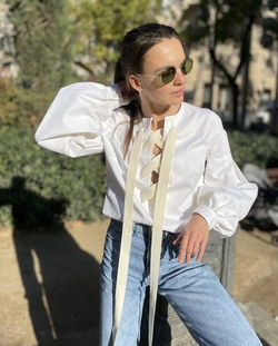 Рубашка с объемными рукавами на шнуровке