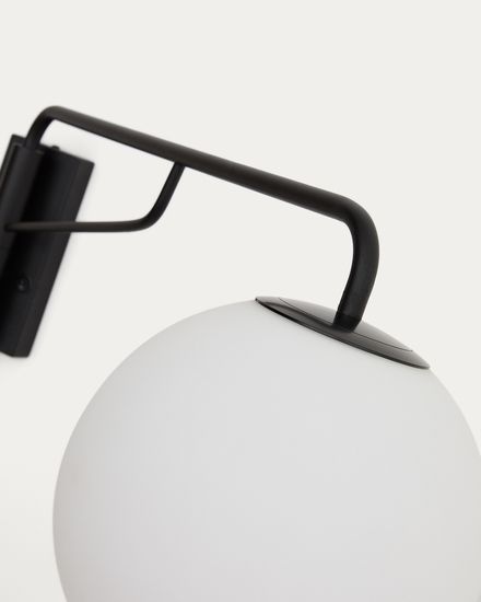 Настенный светильник Eilo из черной стали с плафоном из матового стекла