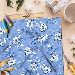 Ткань кулирная гладь редкие элементы гжели на голубом фоне