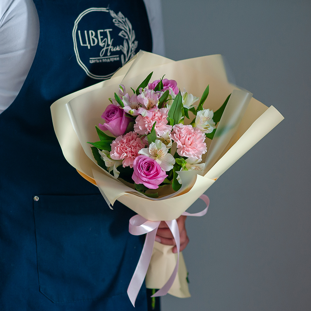 Сборный букет с кенийской розой и диантусами