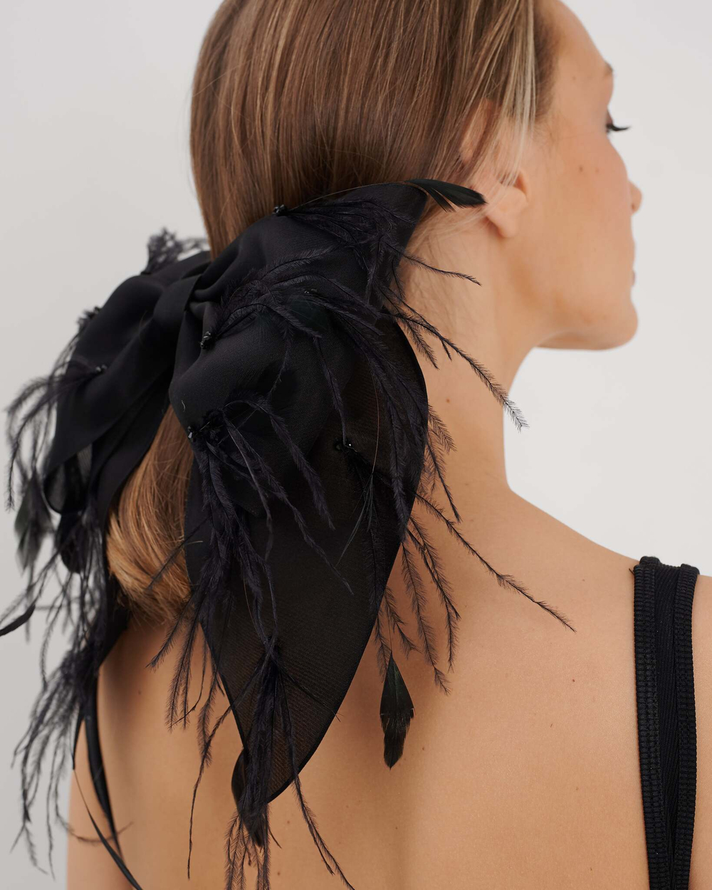 Бант черный объемный с перьями