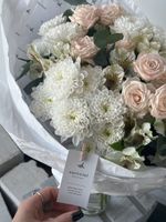 Букет из кустовых пионовивидных роз, хризантемы, альстромерии и эвкалипта