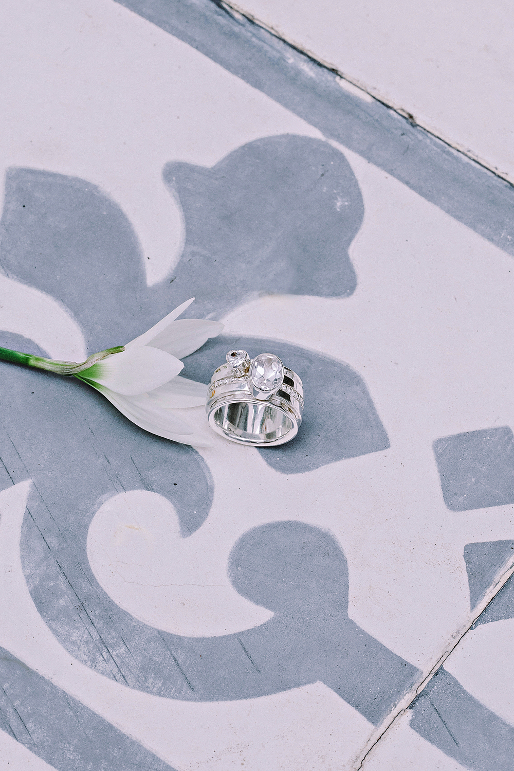 Кольцо «Мозаик» с овальным белым топазом и сердечком белый циркон