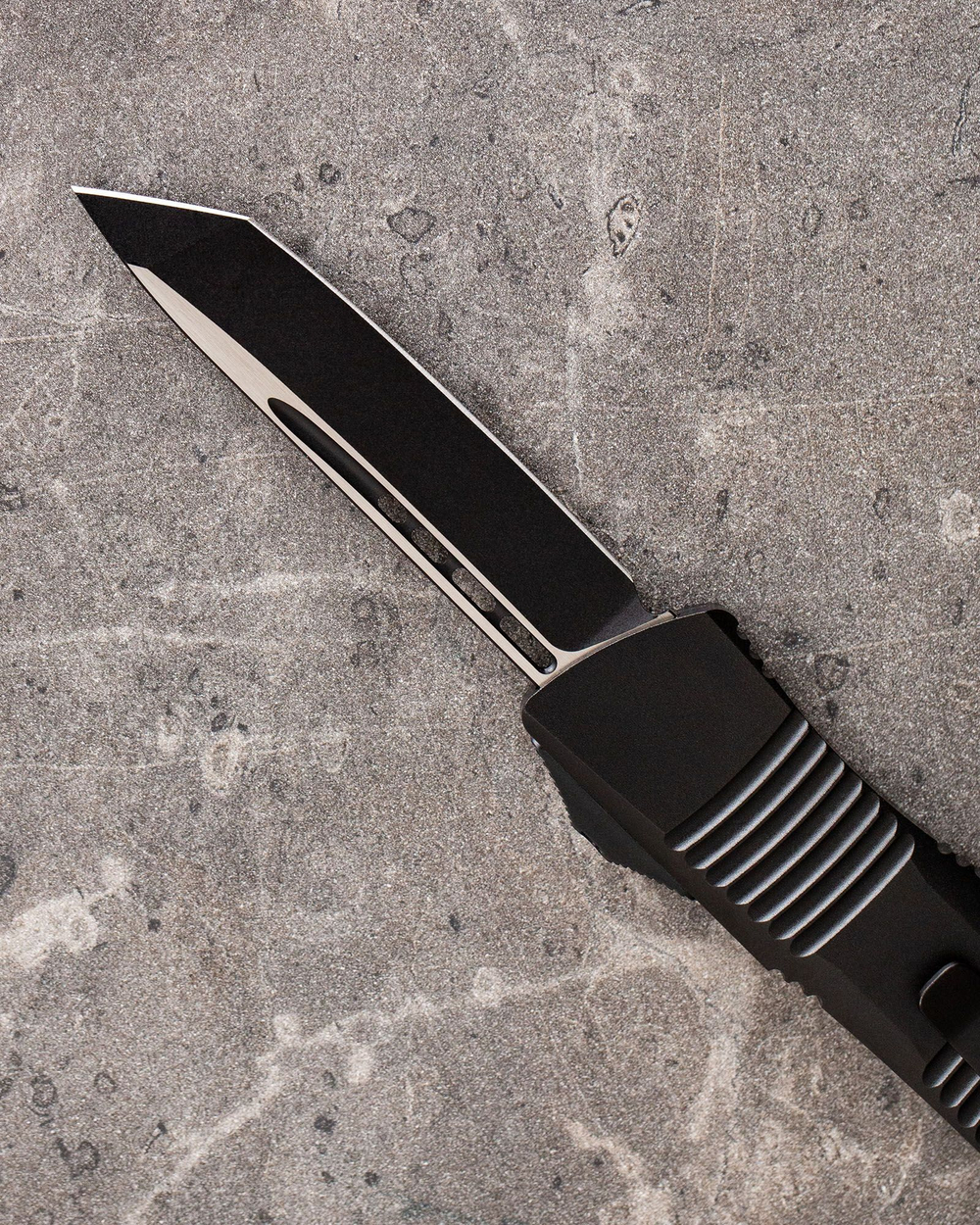 Автоматический складной нож Microtech Troodon Tanto Tactical Black VG-10 140-1T (черный-черный)