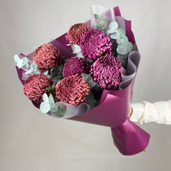 Букет цветов из 7 бордовых одноголовых хризантем Бигуди