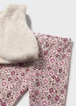 лонгслив с жилеткой и бархатными леггинсами