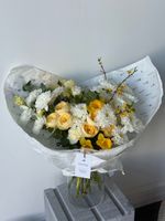 Букет из хризантемы, лизиантуса, нарциссов, кустовых пионовидных роз и эвкалипта