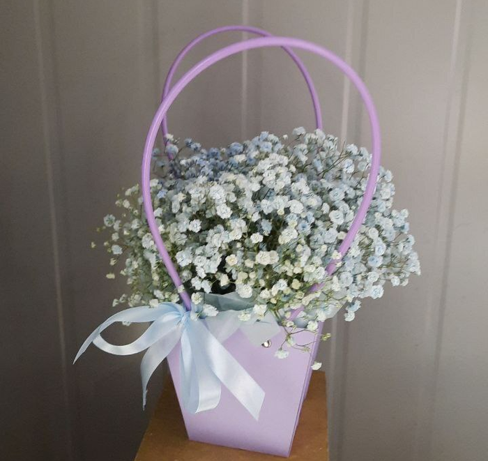 Композиция из голубой гипсофилы в сумочке