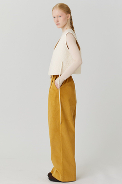 Жилет на двух завязках из молочного букле