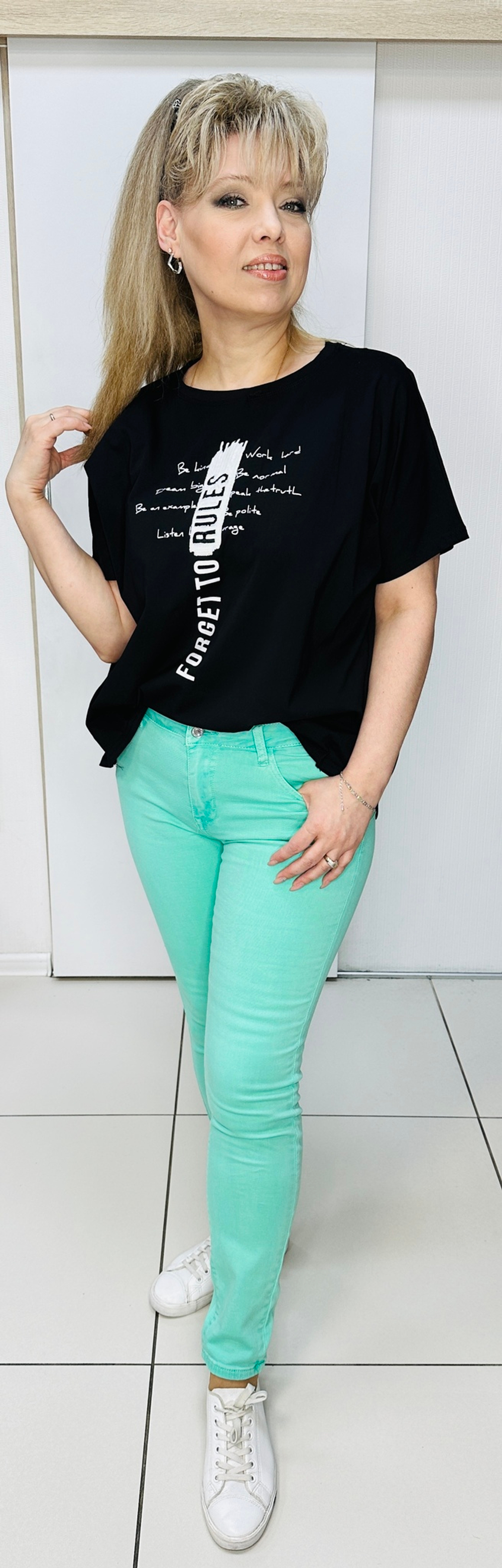 Черная блузон-футболка с пайетками и вертикальной надписью