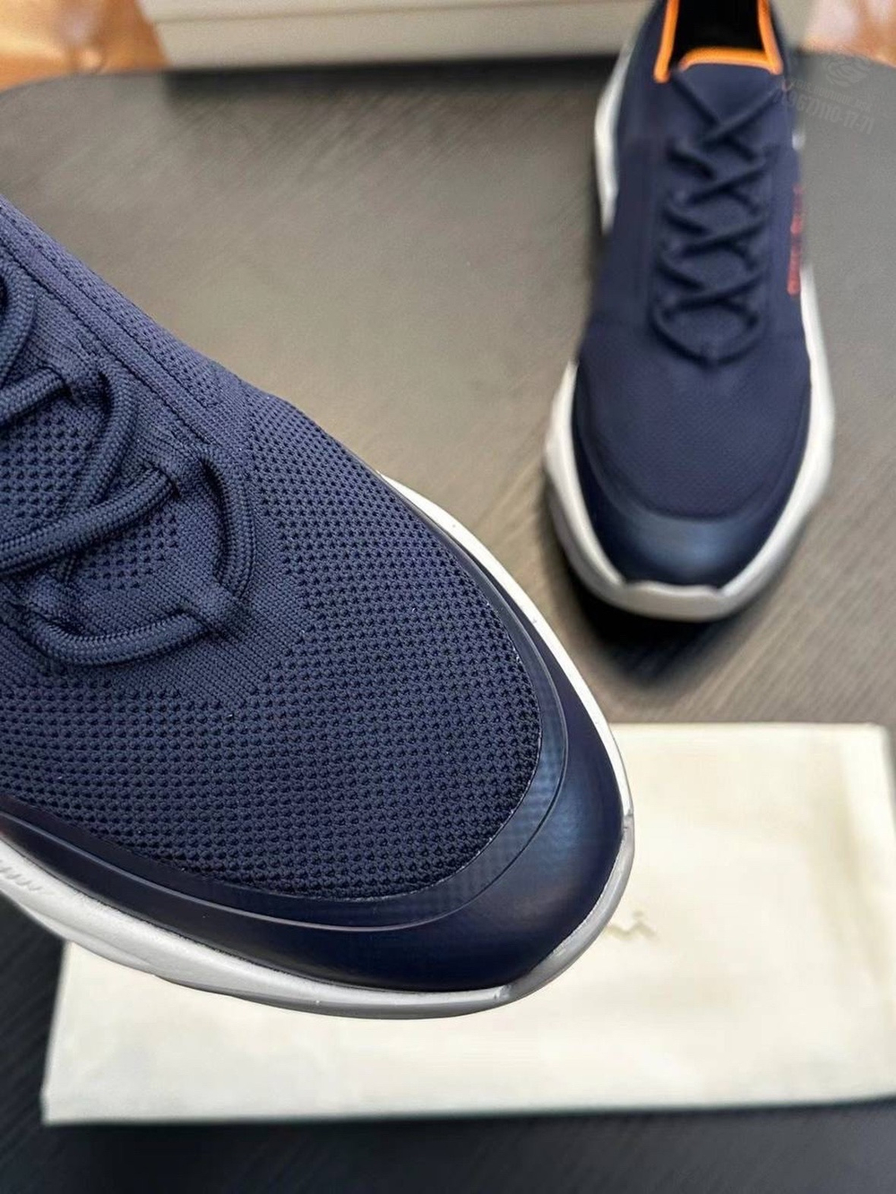 Кроссовки Santoni