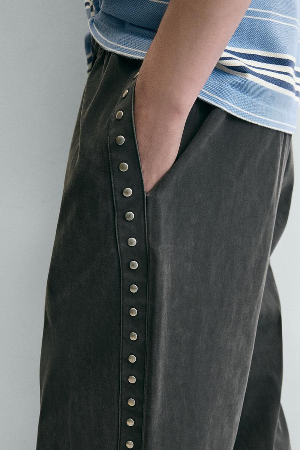 ZARA БРЮКИ RELAXED FIT ИЗ ИСКУССТВЕННОЙ КОЖИ С ЗАКЛЕПКАМИ, ЧЕРНЫЙ