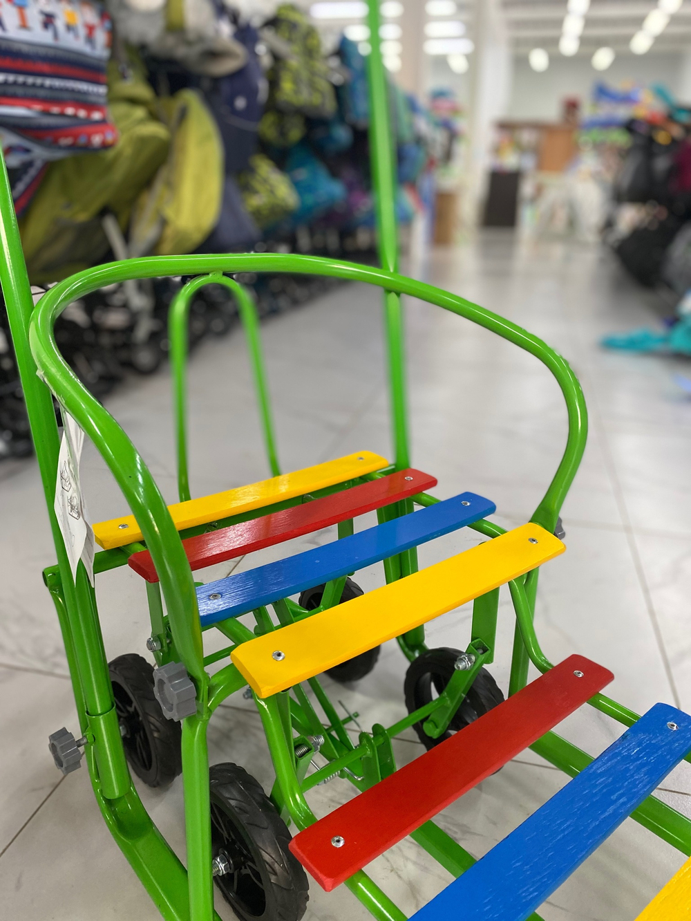 Санки "Погодки УНИВЕРСАЛ" с механизм. выдв. колес. шасси, зеленая рама, разноцветный
