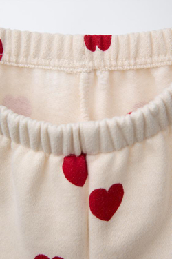 ZARA КОМПЛЕКТ ИЗ ТОЛСТОВКИ И ШОРТОВ С ПРИНТОМ «СЕРДЦА», СВЕТЛЫЙ ЭКРЮ