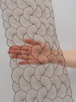 Вышивка на сетке телесная с черным неэластичная ширина 23 см