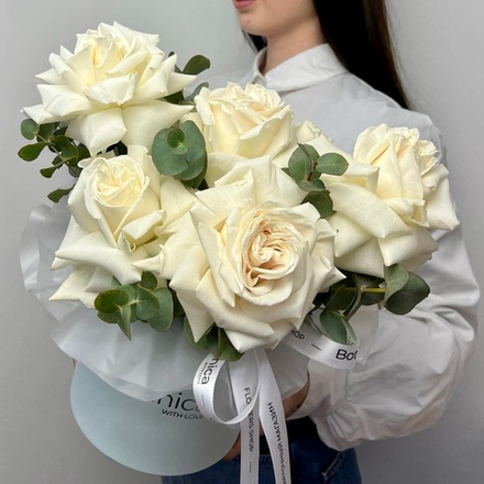 Объемная шляпная коробка с белоснежными французскими розами 1237