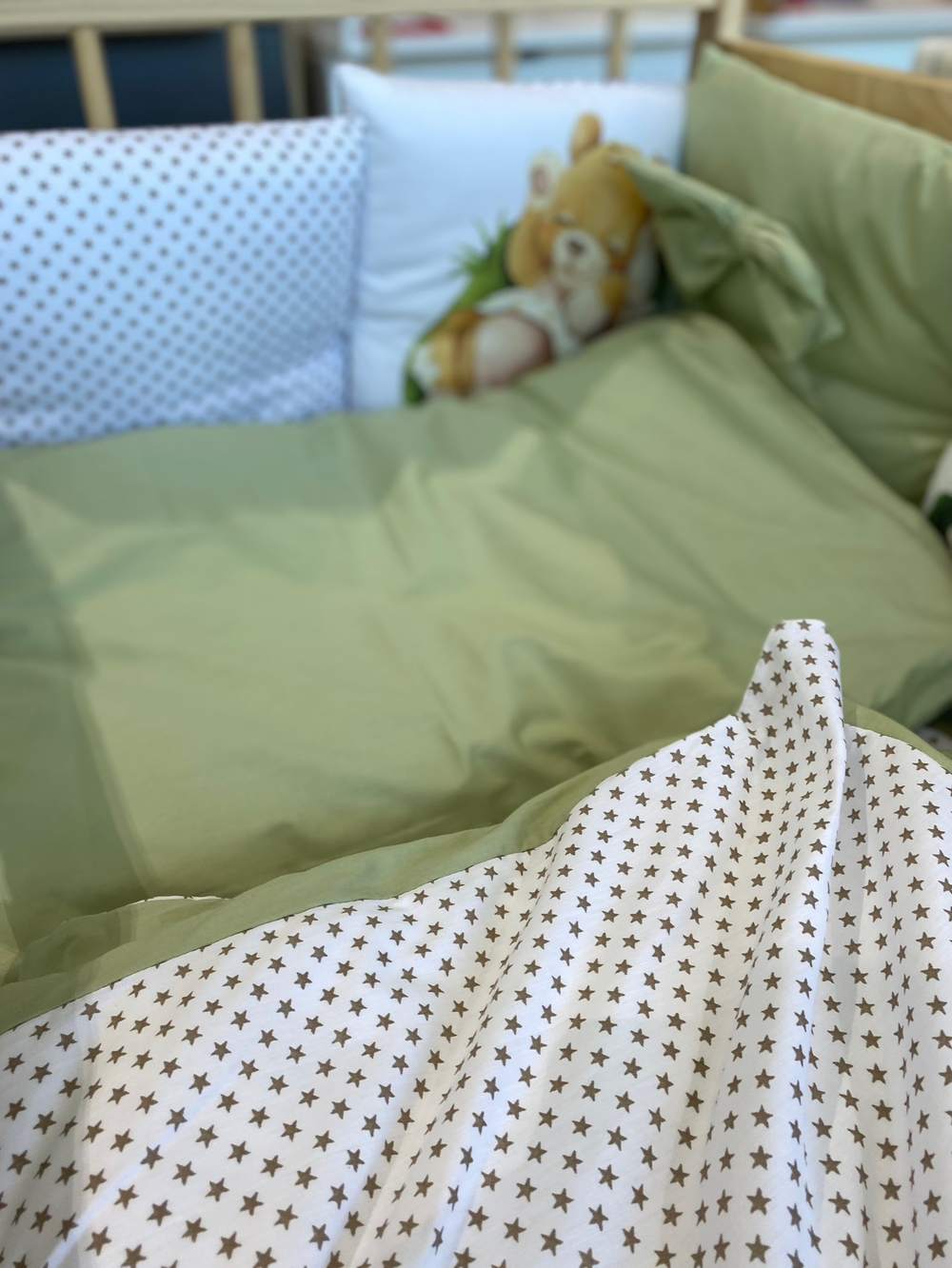 Комплект в кроватку 18 предметов "Король лев и Львенок" зеленый, сатин