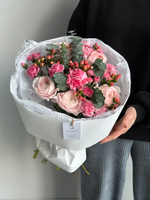 Сборный букет из гиперикума, ранункулюсов, кустовых диантусов и эвкалипта